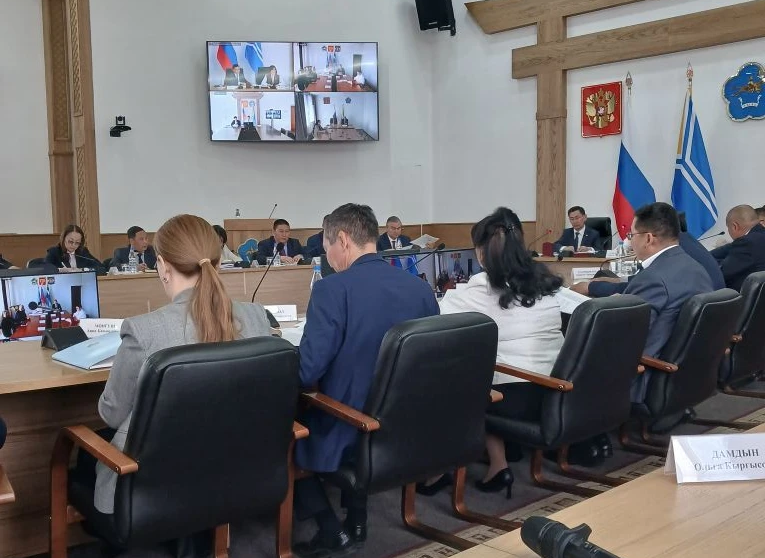 Председатель Общественной палаты Тувы Алесия Бажина представила стратегию борьбы с алкоголизацией на парламентских слушаниях